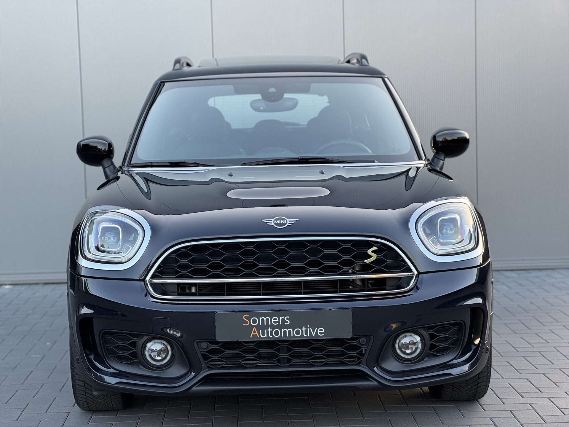 45205710-2.jpg